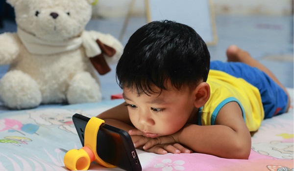 Jangan Perli Ibu Bapa Bagi Anak Tengok Handphone Masa Makan
